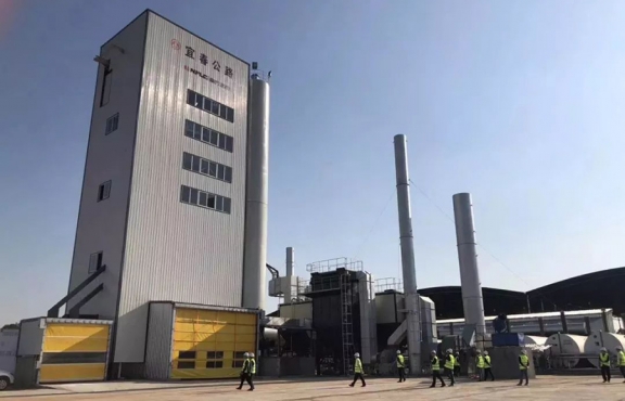 2018年10月12日，來自全國各地的筑養(yǎng)路行業(yè)專家、高?？蒲袑W(xué)者等150余人，蒞臨豐城綜合養(yǎng)護中心，現(xiàn)場觀摩全環(huán)保瀝青攪拌設(shè)備及各類環(huán)保裝置。