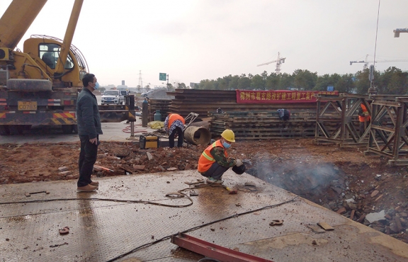 嚴(yán)抓復(fù)工后的疫情防控工作。圖為2020年2月24日樟樹(shù)葛玄路臺(tái)埠中橋便道鋼便橋施工現(xiàn)場(chǎng)